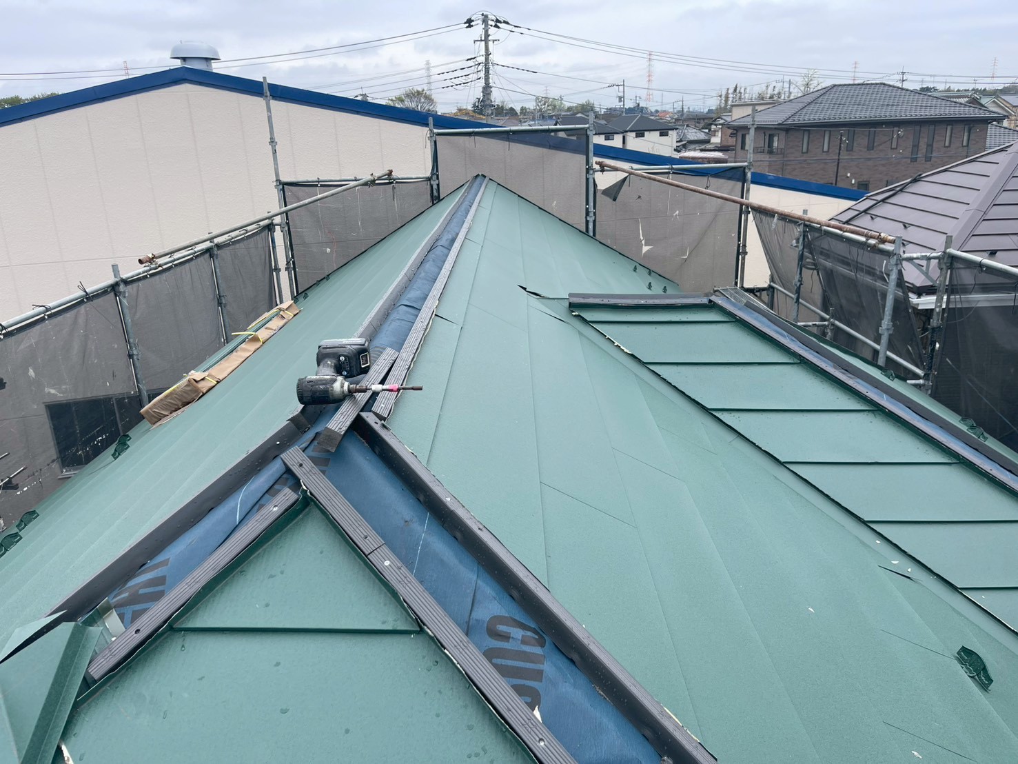 金属屋根を使って屋根カバー工法を実施